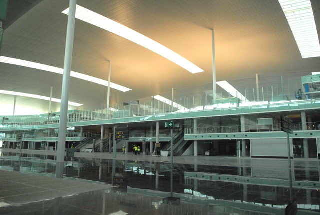 Fotograf&iacute;a del SKY CENTER del interior de la nova terminal T1 de l'aeroport de Barcelona-El Prat (Febrer 2009)